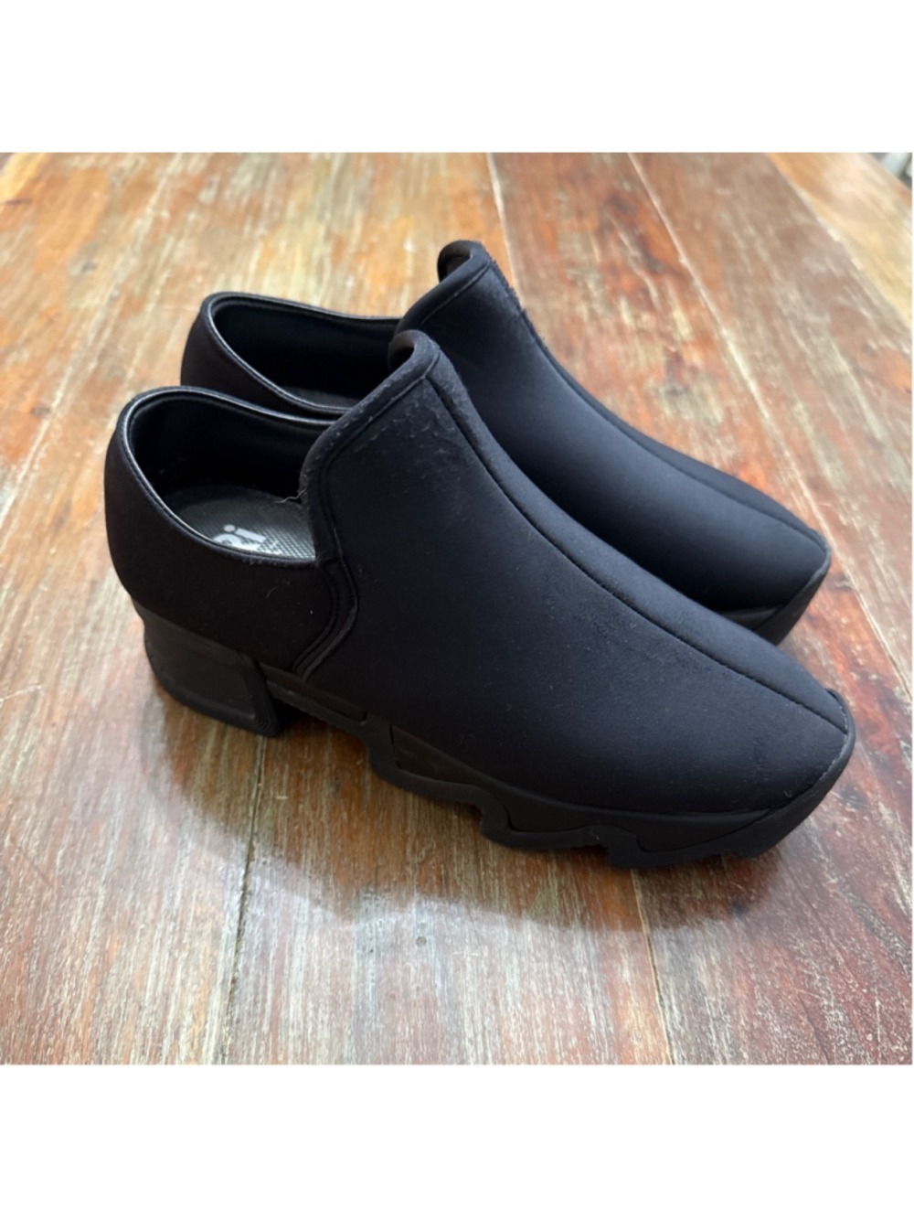 iRi Black Slip On Low Top Sneaker Womens Size 7.5